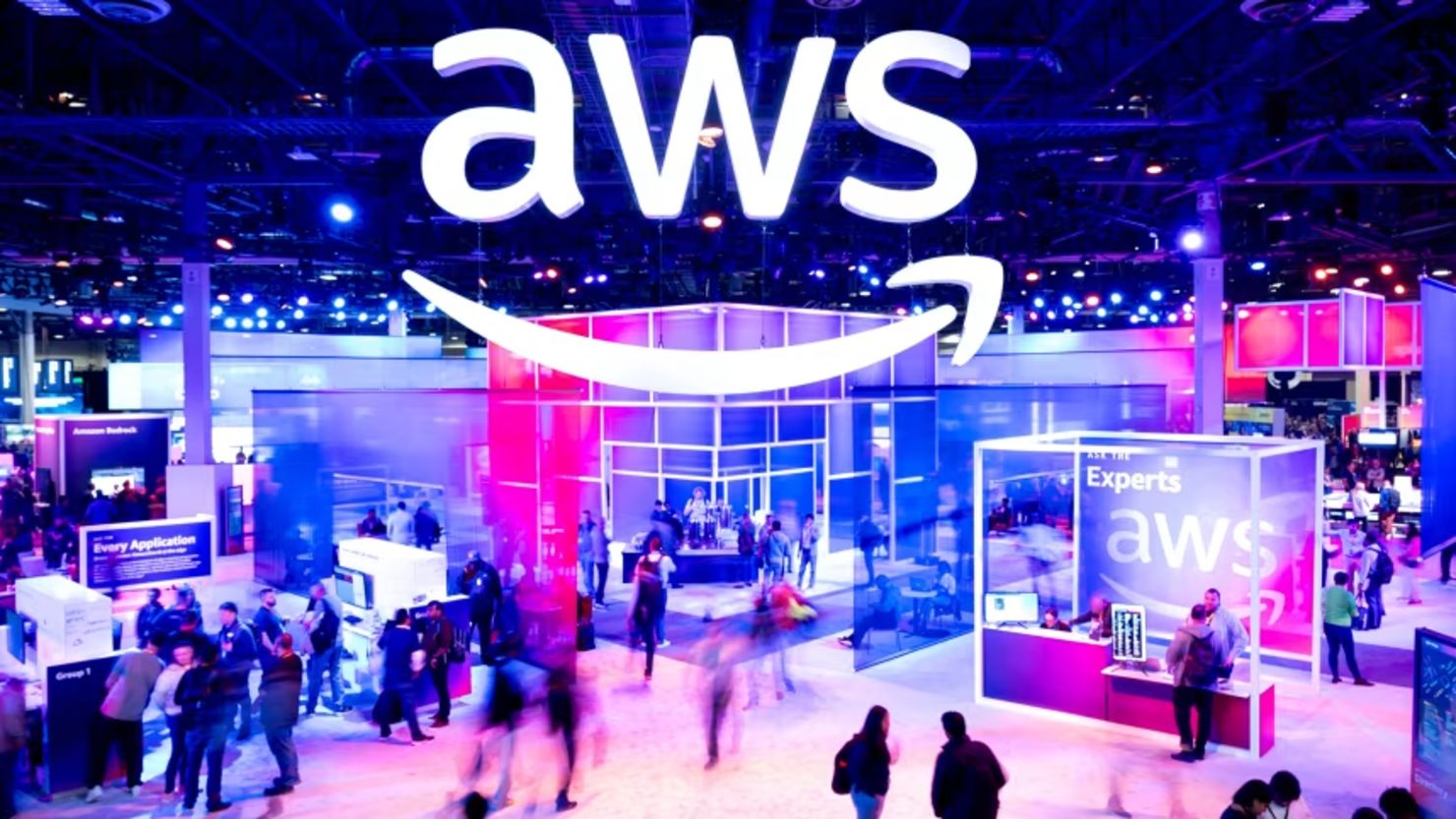 Falla de AWS causa interrupción global de servicios en línea, banca, juegos, gobiernos.
